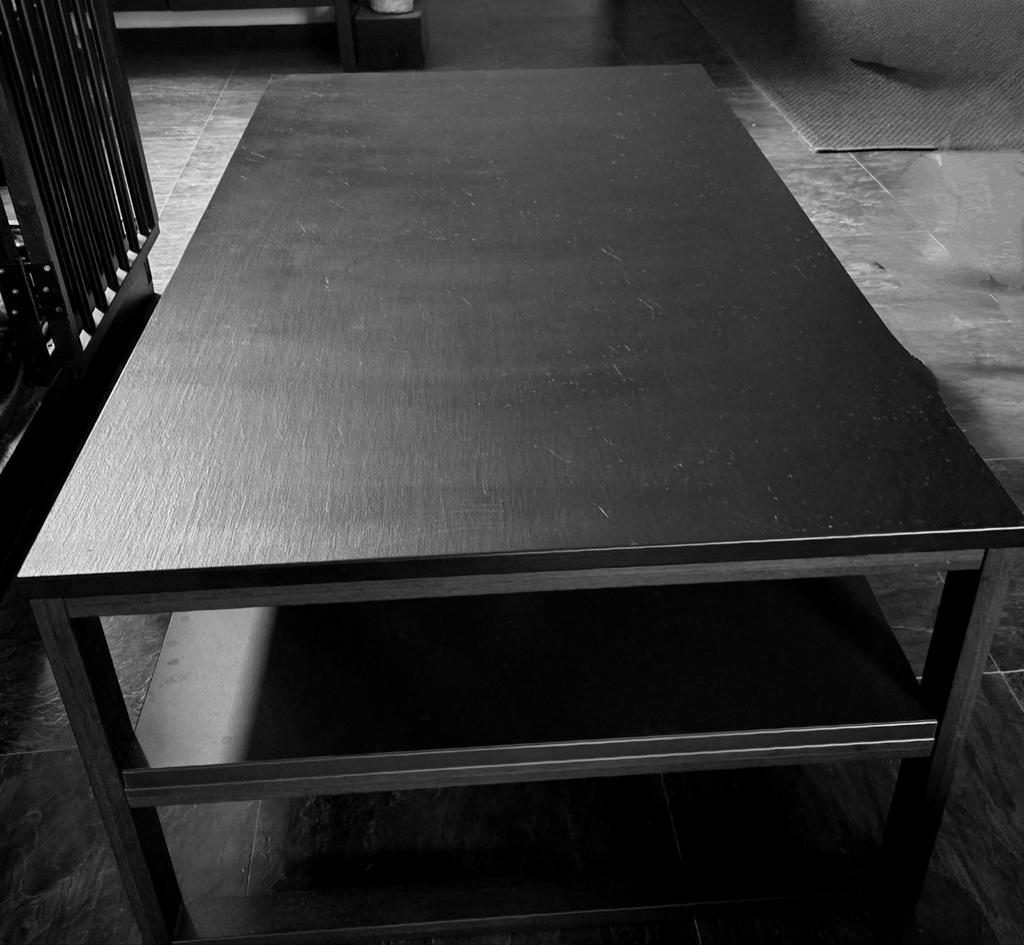 Houten salontafel met opbergruimte.