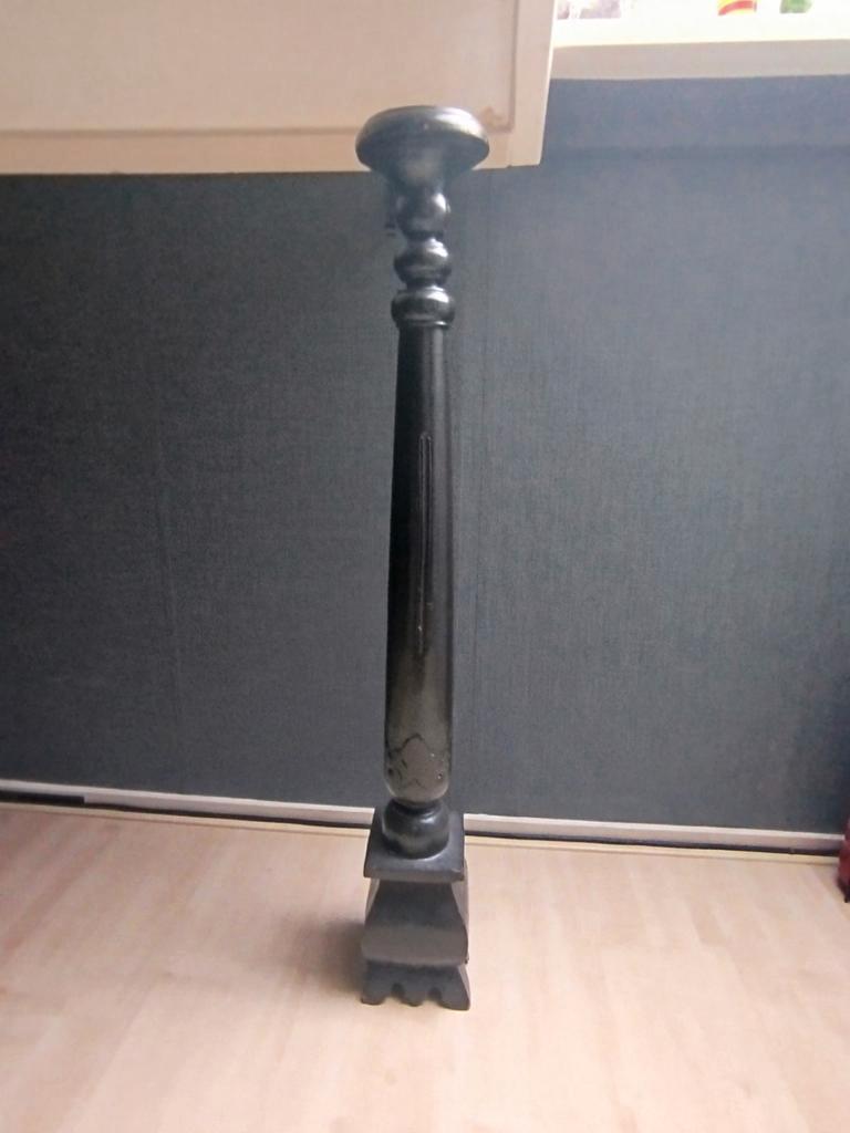 Houten etagere en hoge  houten kandelaar