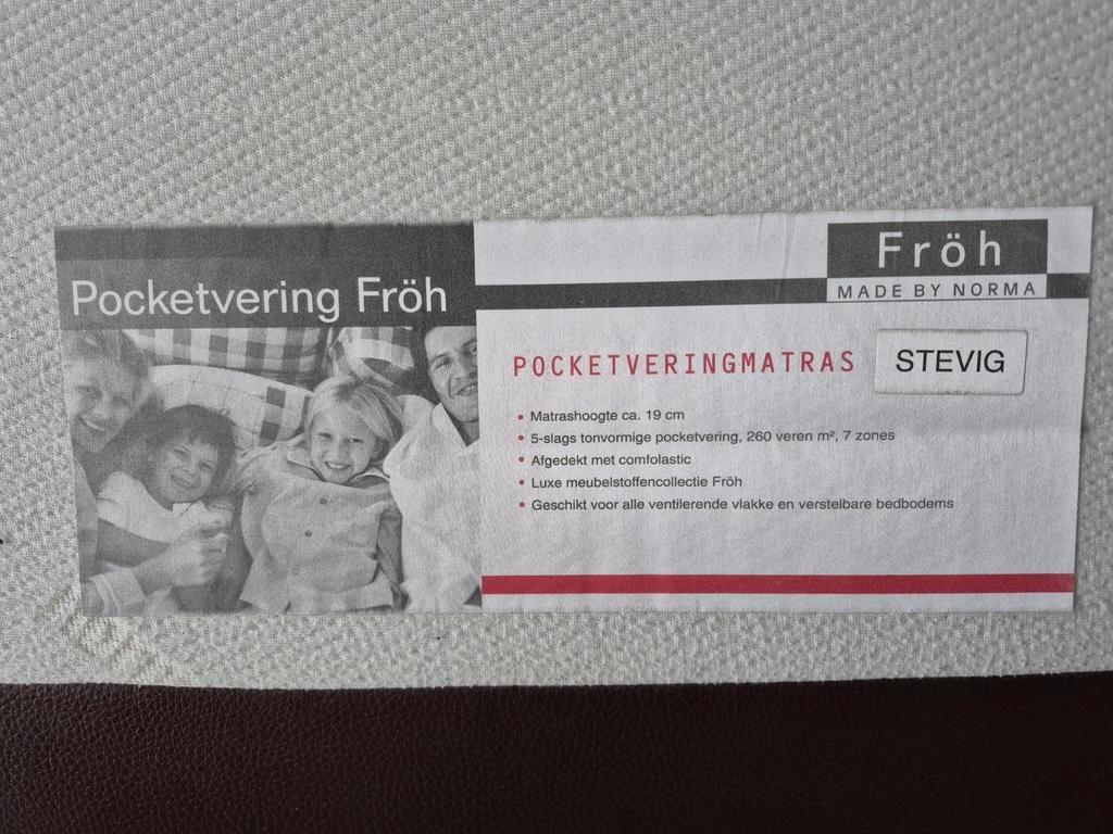 Tweepersoonsbed met lattenbodem en matras, 2 nachtkastjes