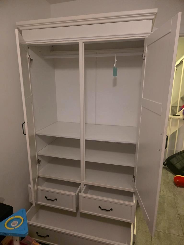 Witte kledingkast met lades en deuren