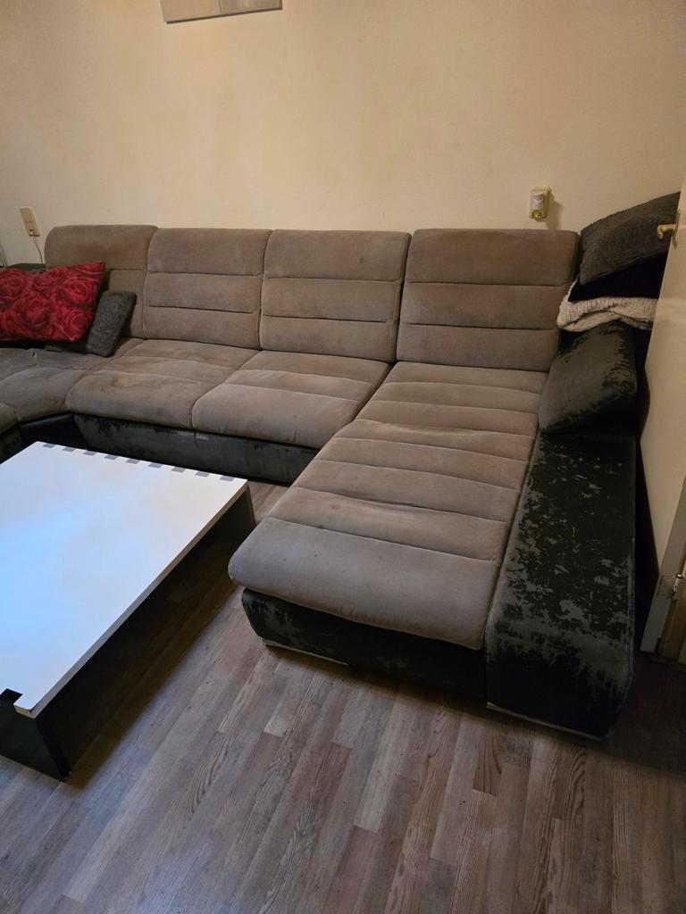 Hoekbank met tafel . Zelf komen ophalen neem iemand mee.