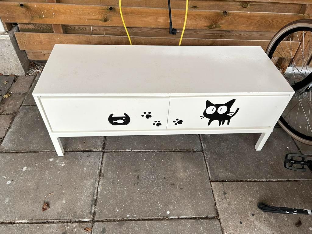 Leuk wit kastje met kattenmotief