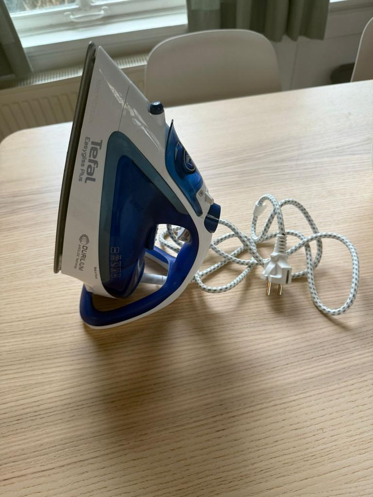 Iron + ironing table