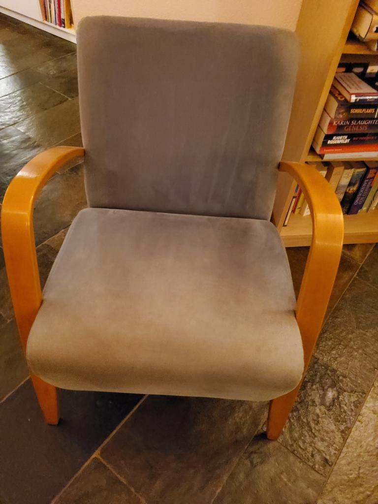 Blauwe fauteuil met houten armleuningen