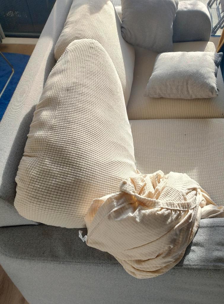 Grijze bank met hoes