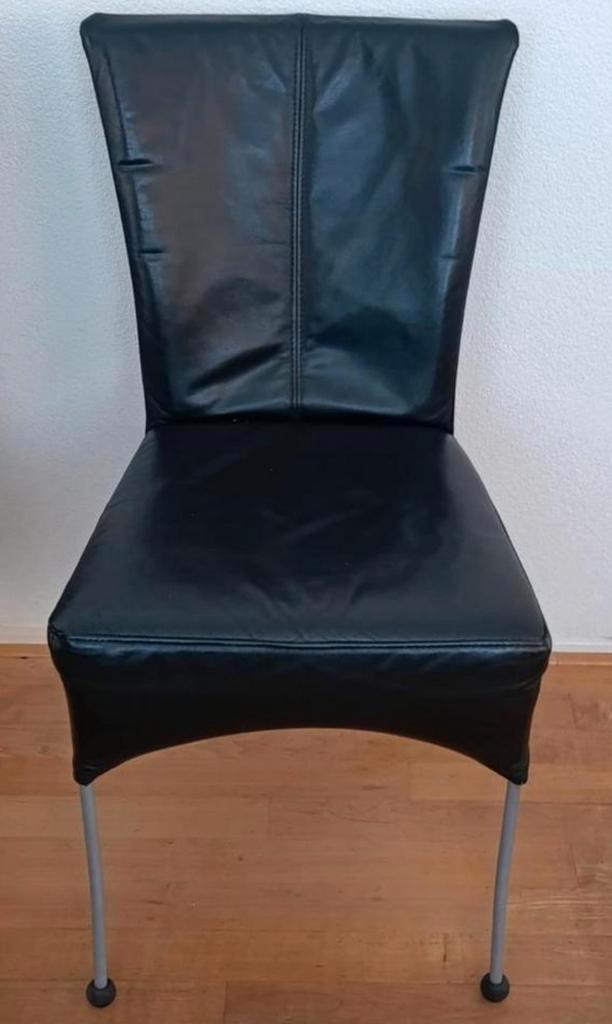 4  Zwarte leren eetkamerstoelen, GRATIS af te halen