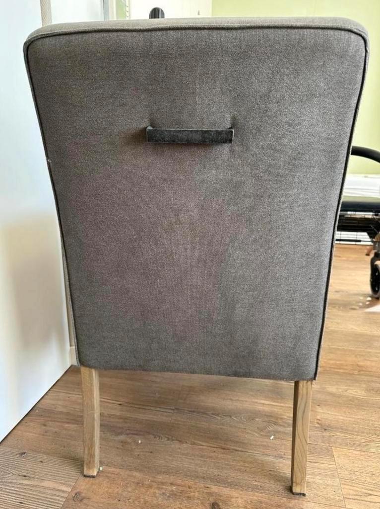 GRATIS 2 gestoffeerde grijze eetkamerstoelen