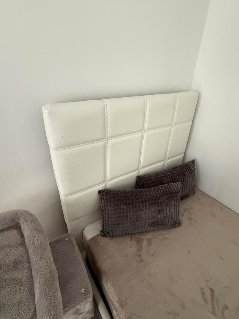 Eenpersoonsbed met hoofdbord