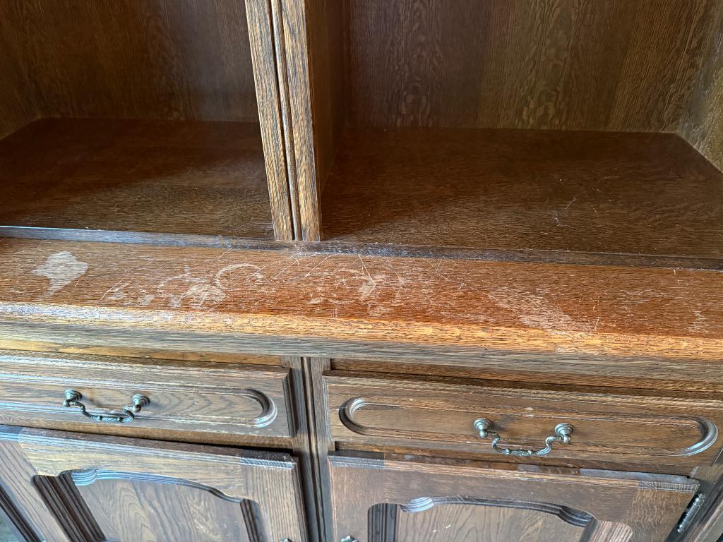 Gratis eikenhouten kast met verlichting