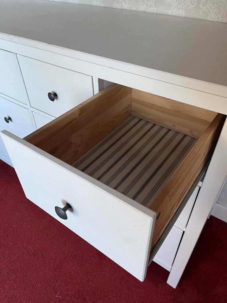 Witte houten ladekast