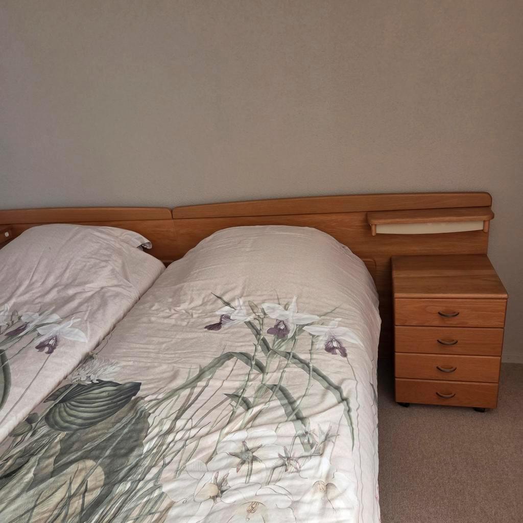 Gratis tweepersoonsbed met nachtkastjes.