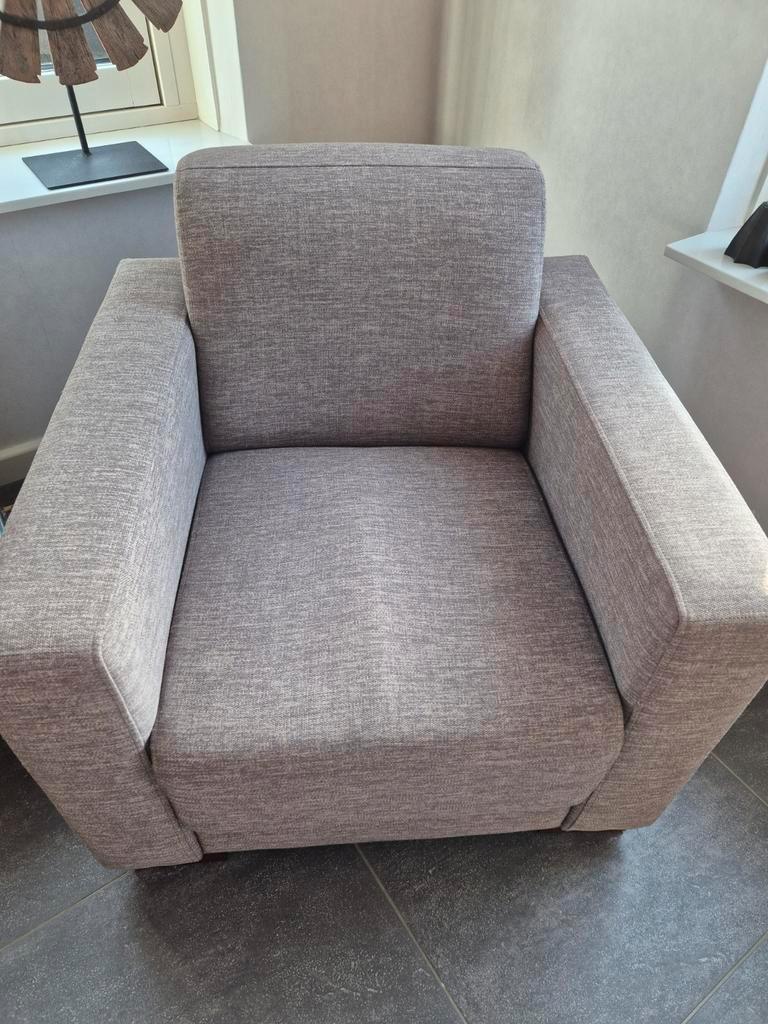 2 stoffen bruine stoelen