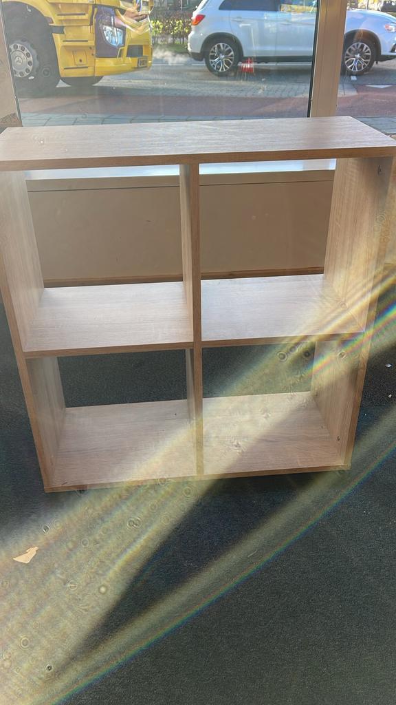 Gratis houten kast met 4 vakken