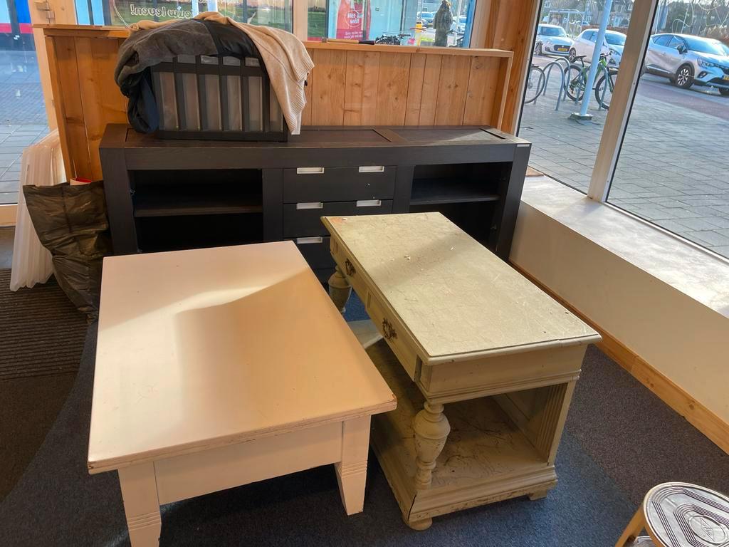 Gratis af te halen: Dressoir en tafels