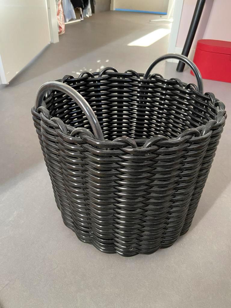 Gratis: zwart opbergmandje met handvatten