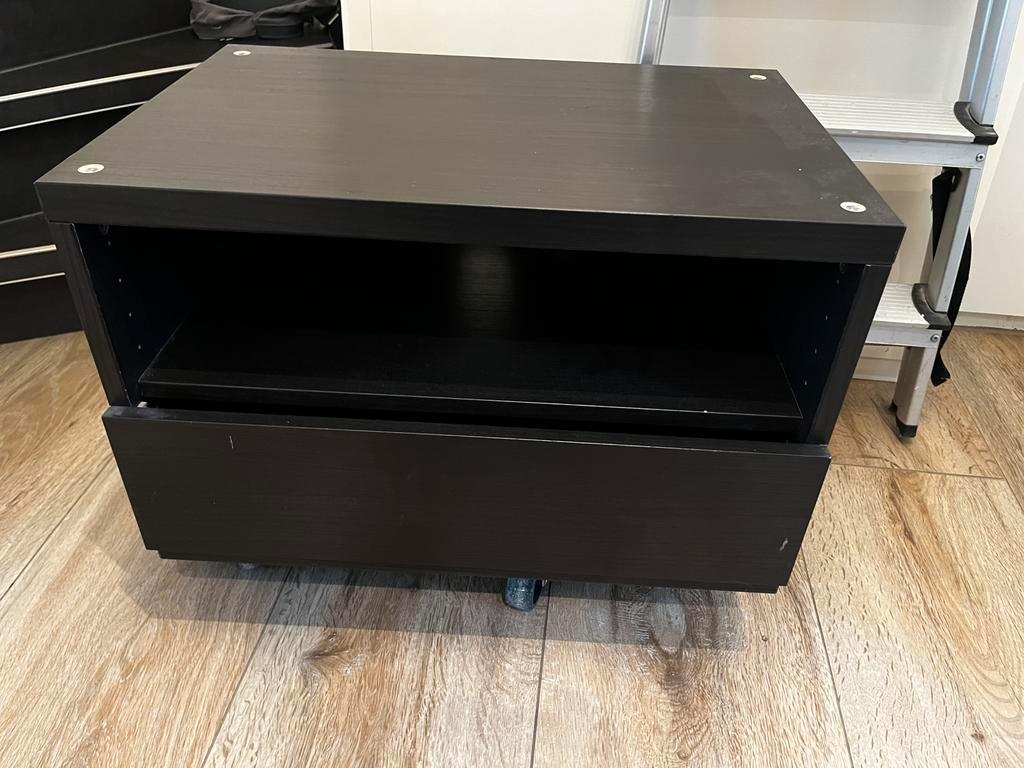 Houten kastje van ikea voor audio of tv