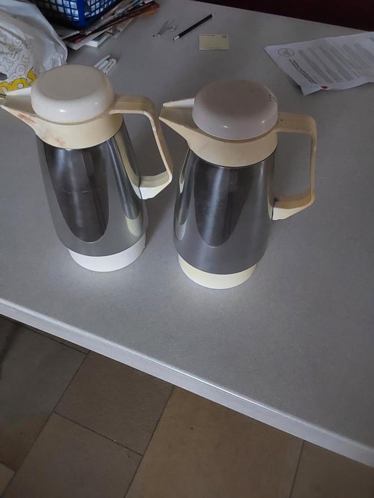 Twee vintage thermoskannen