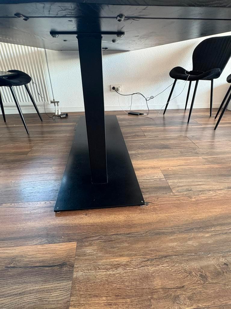 Gratis houten eettafel met metalen onderkant