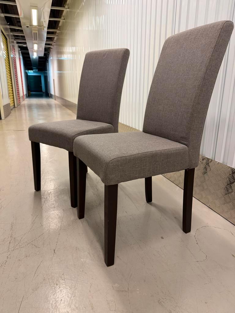 Gratis: zo goed als nieuwe Twee grijze stoelen