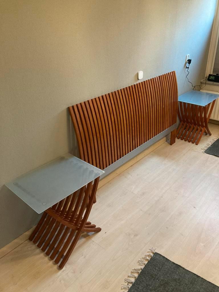 Gratis af te halen bed hoofdeinde + nachtkastjes/tafeltjes