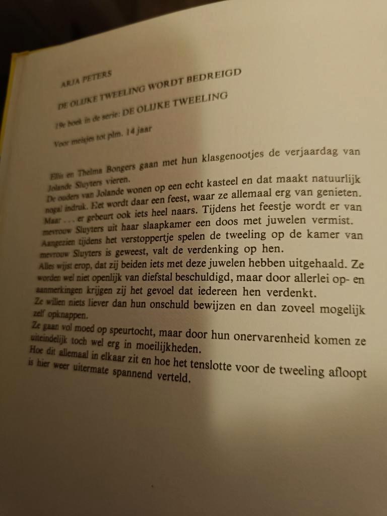 De Olijke Tweeling Wordt Bedreigd - Arja Peters