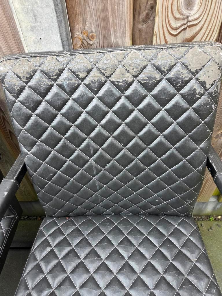 Set van 4 zwarte stoelen gratis