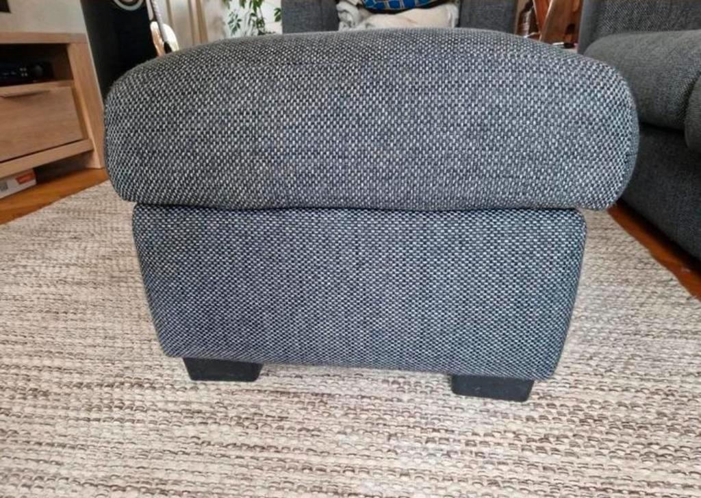 Fijne bank in goede staat + hocker