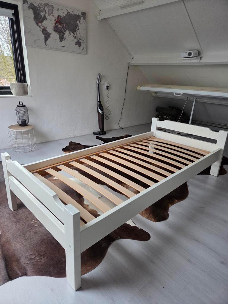 1 persoons bed wit. Gratis ophalen.