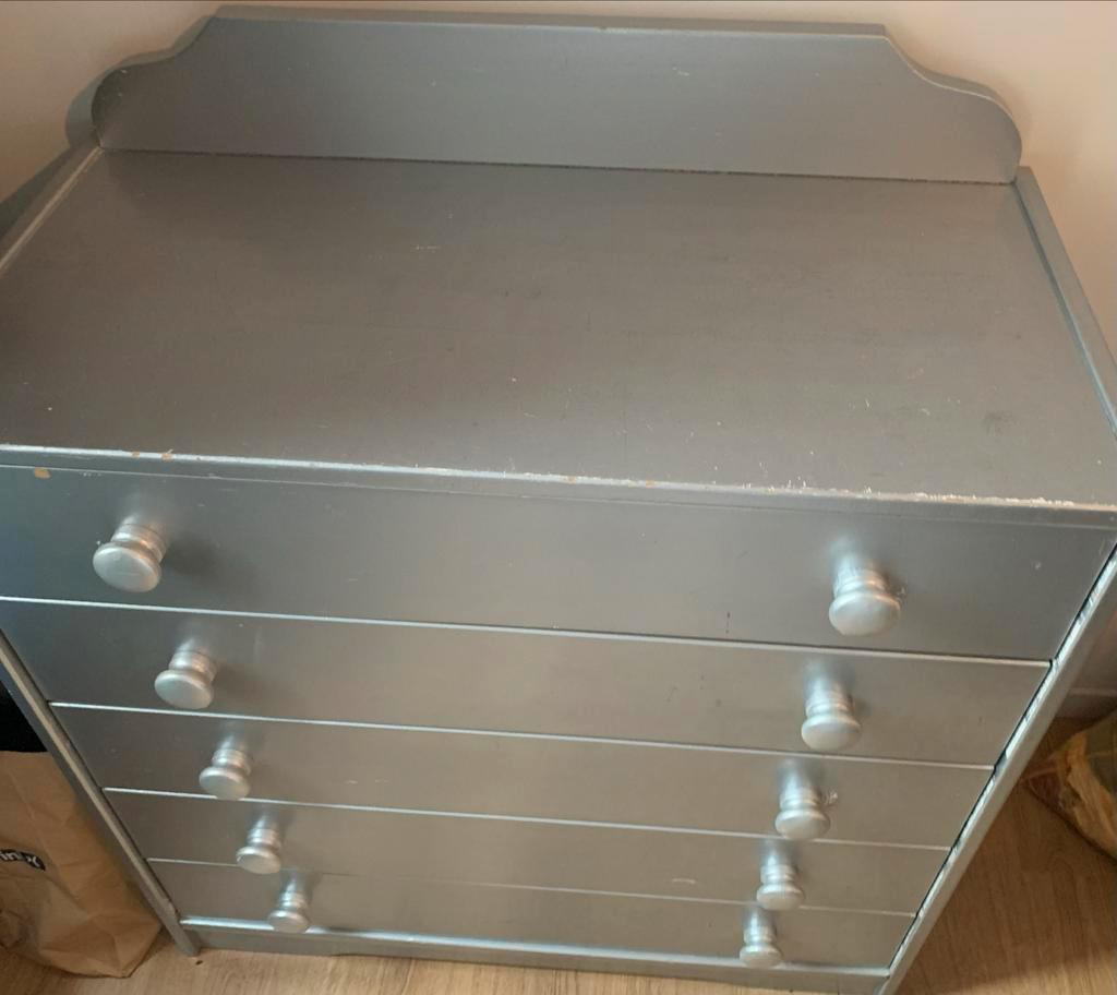 Mooie grijze ladekast met 5 lades gratis ophalen