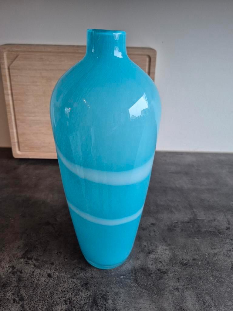 Blauw glazen vaas met witte strepen