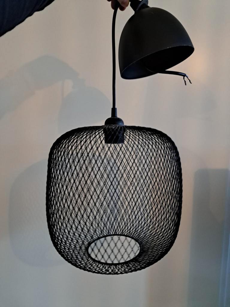 2x Zwarte metalen hanglampen