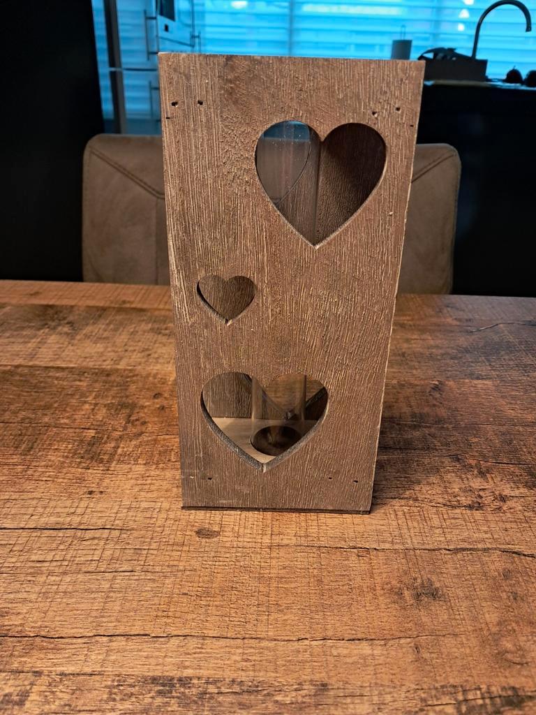 Houten rekje met glazen vaasje