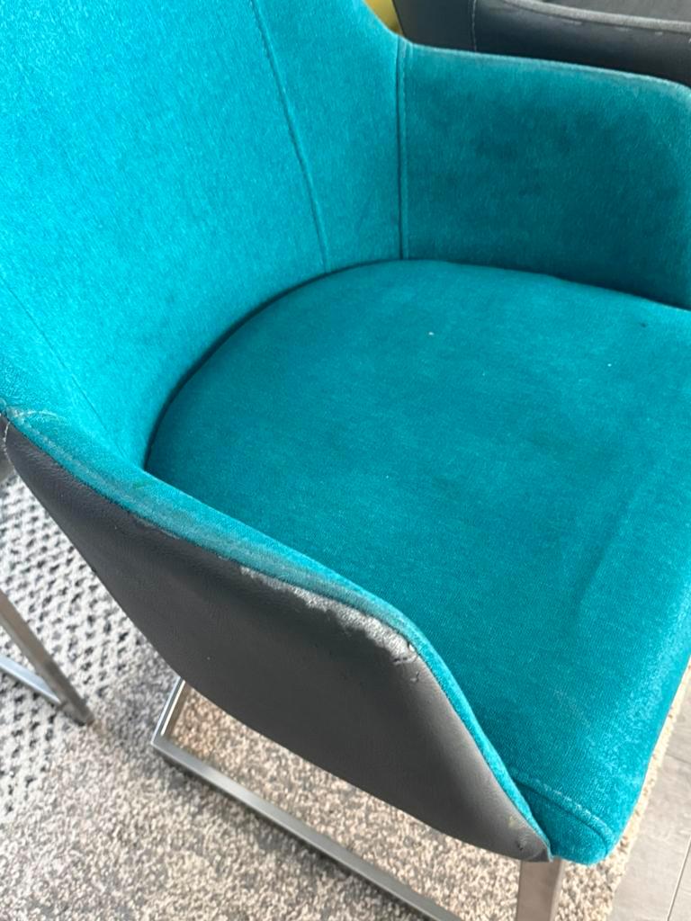 4 stoelen van het merk UOOX met gebruikersporen