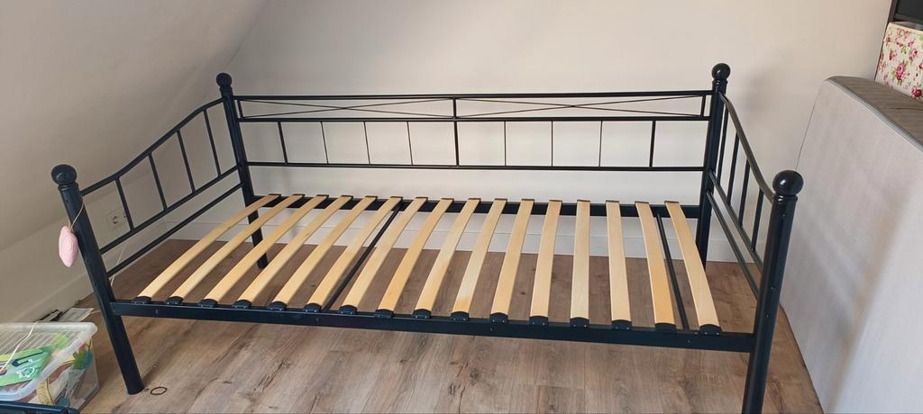 Gratis zwart metalen eenpersoonsbed