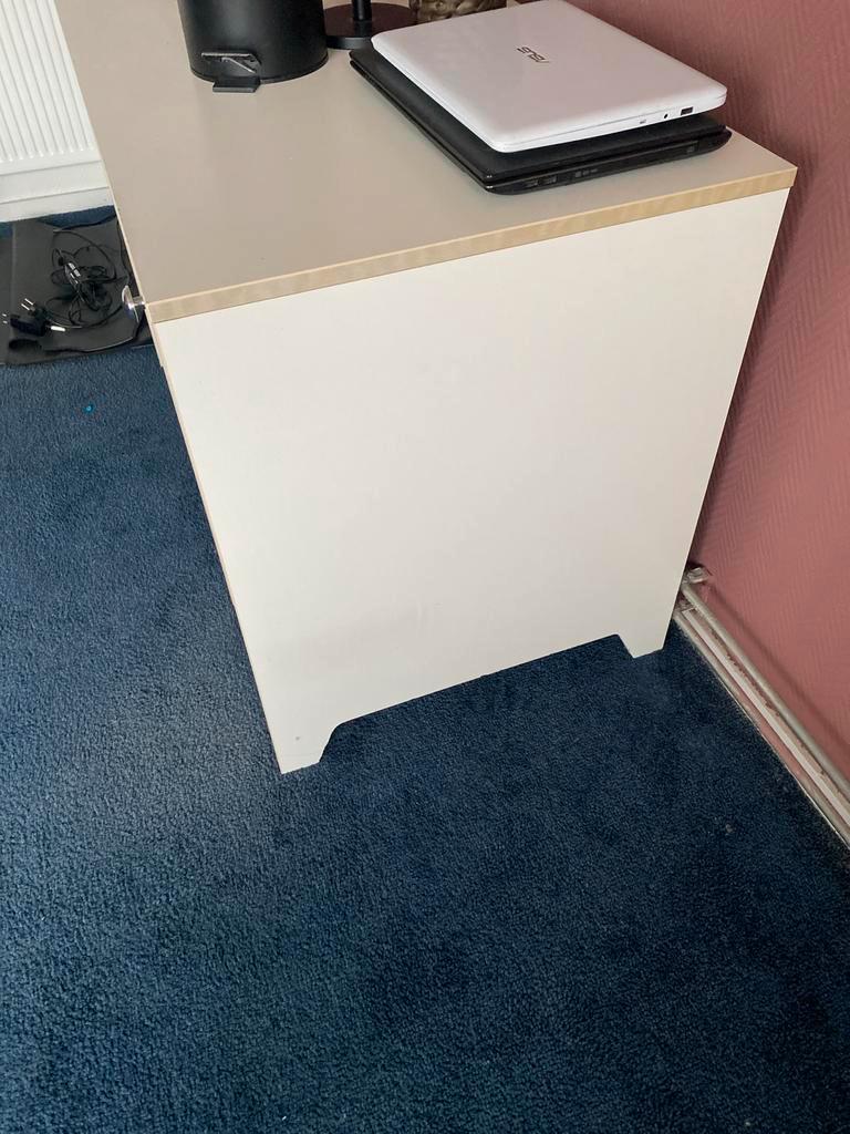 Bureau met opbergruimte