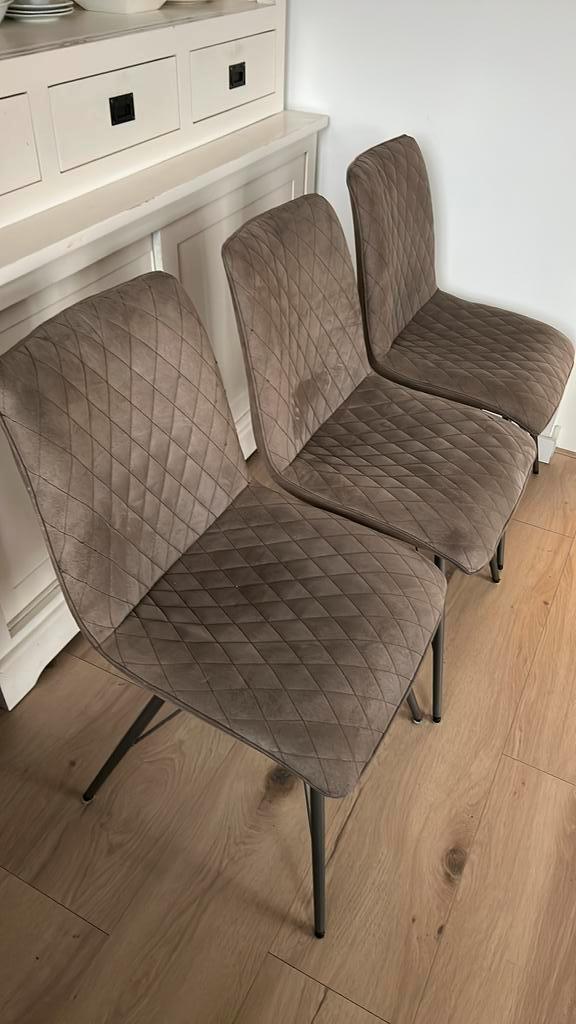 Gratis 3 mooie eetkamerstoelen