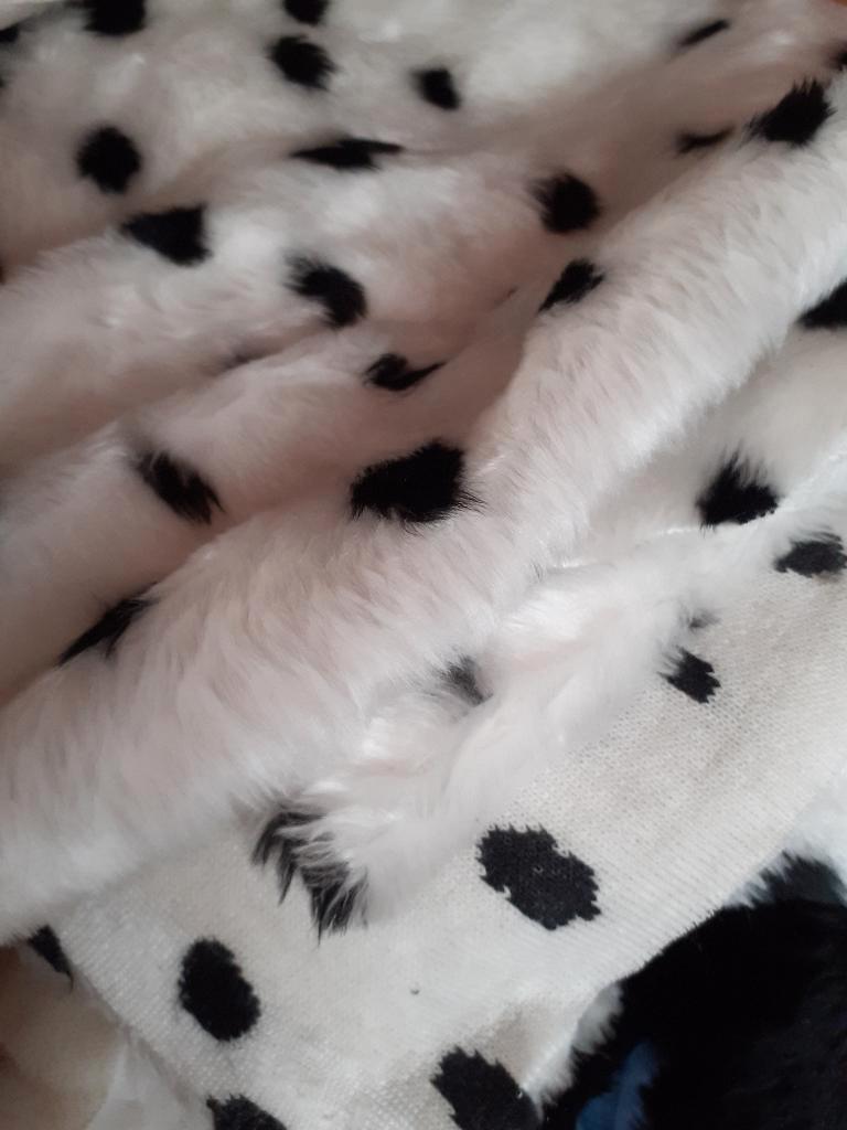 decoratiebont wit met zwarte vlekken