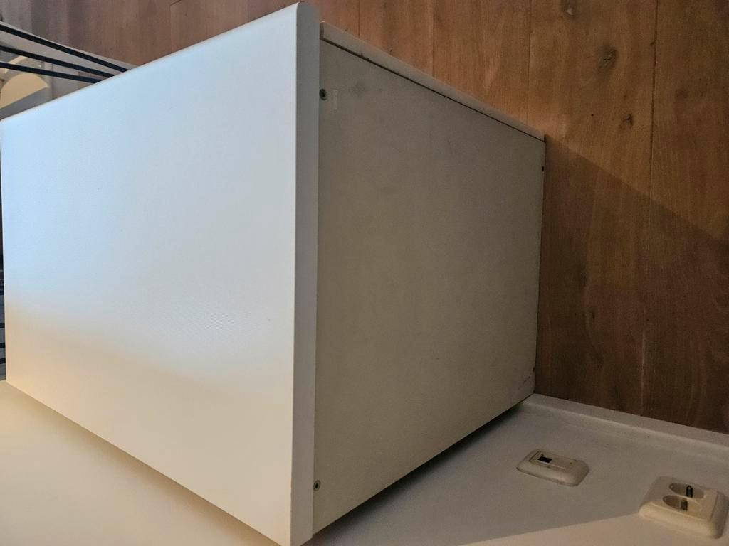 kastje wit met deurtje. 80,5 x 65 x 50,5 cm