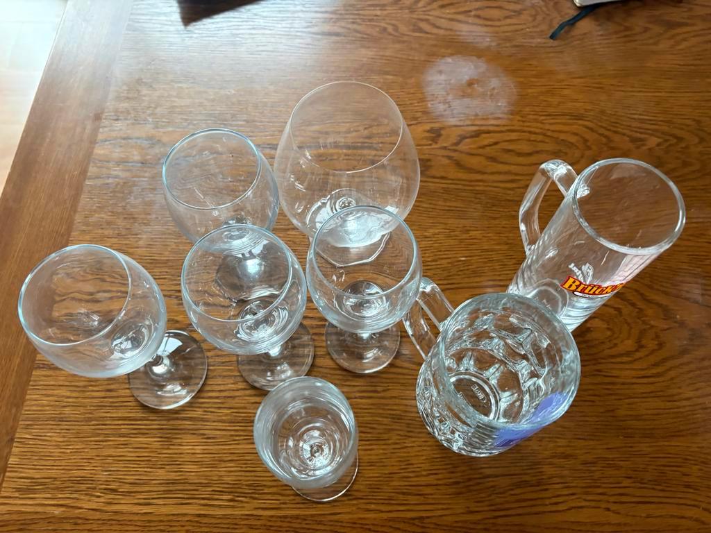 Diverse glazen, wijnglazen en bierglazen