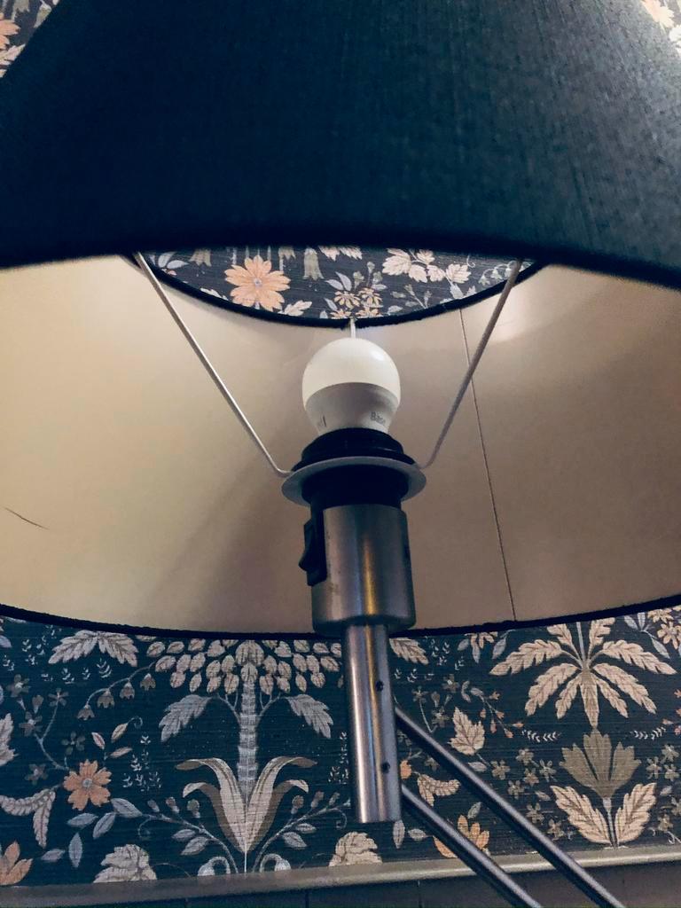 Vloerlamp met zwarte kap.