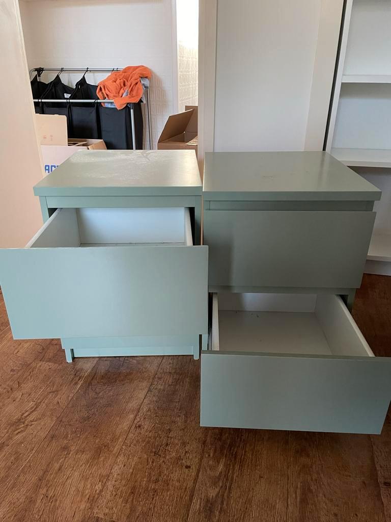 Twee nette nachtkastjes