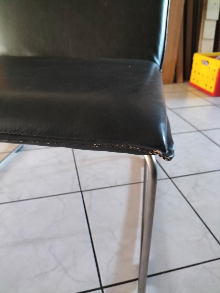 Zwarte lederlook stoel