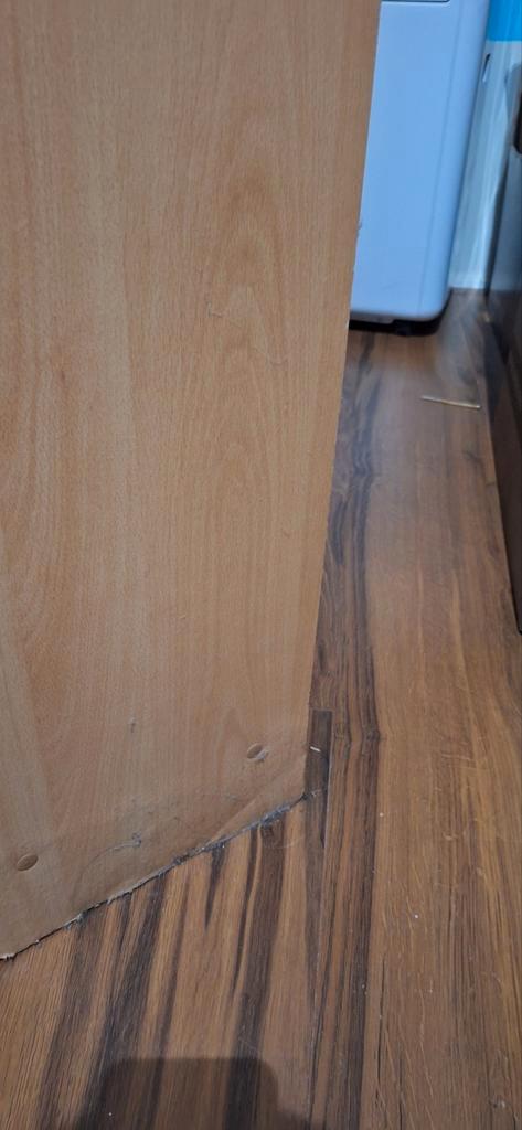 Gratis: leuk boekenkastje met deurtjes (171x60x24 cm)