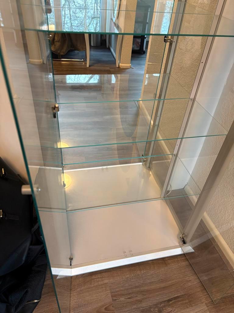 Gratis vitrinekast met verlichting - rookvrij