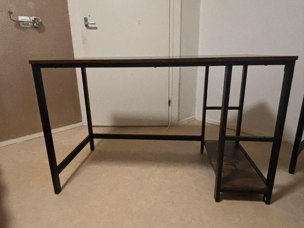 GRATIS bureau met houten blad