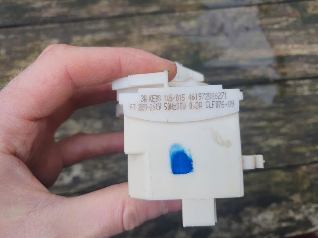 Afvoerpomp uit Whirlpool Vaatwasser