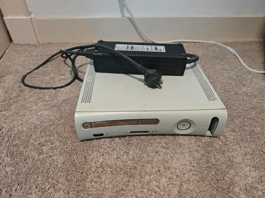 Gratis Xbox 360 met accu - Leest geen CD''s