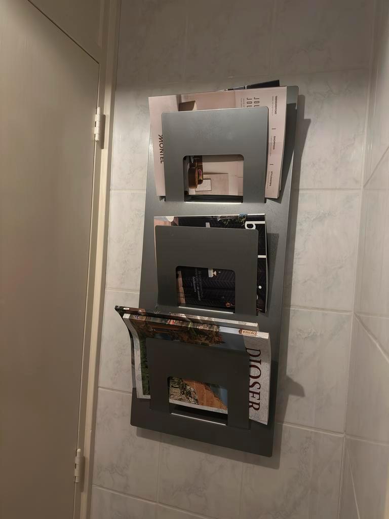 Metalen tijdschriftenrek voor aan de muur
