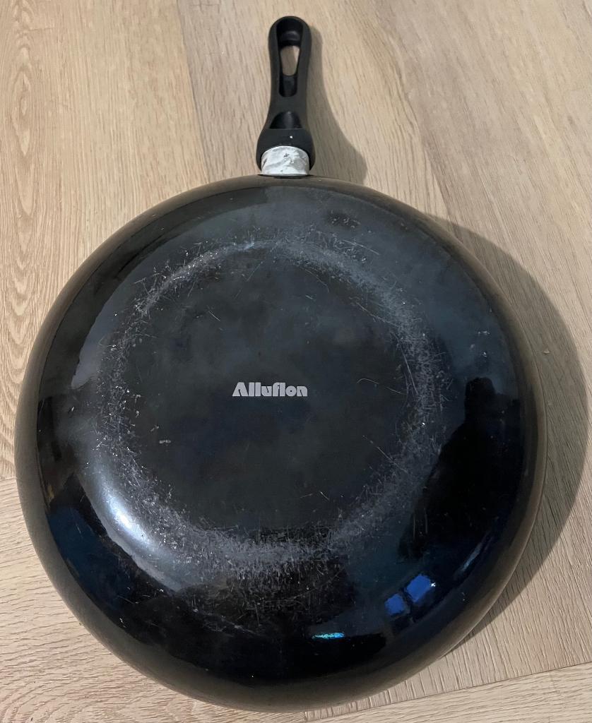 Wokpan 28 cm - niet inductiegeschikt.