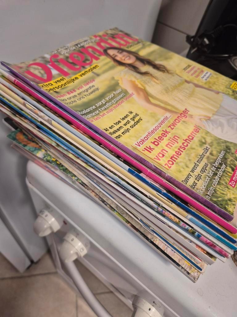 Grote stapel tijdschriften. Vriendin beau monde santé enz